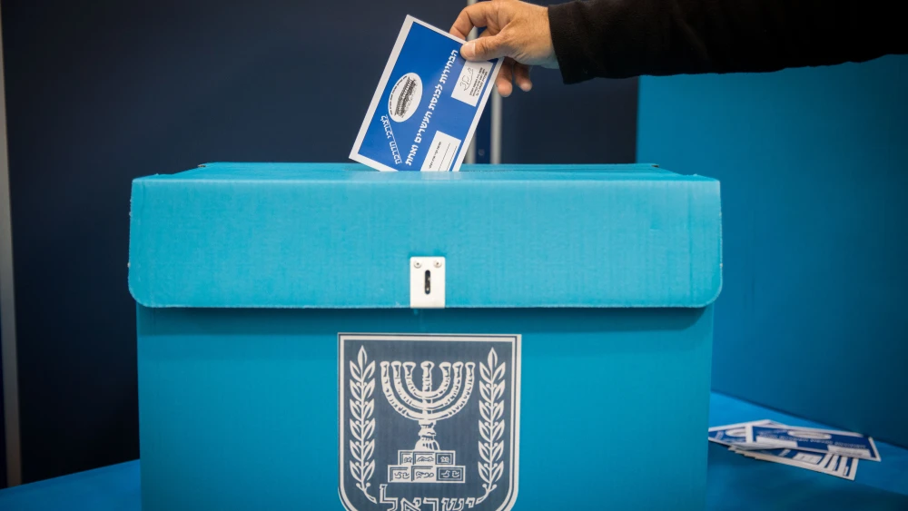 A man casts his vote at the central elections committee warehouse in Shoham on March 25, 2019. Credit: Noam Revkin Fenton/Flash90.