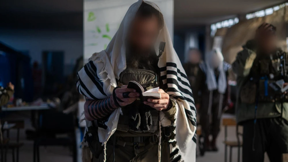 IDF soldier praying