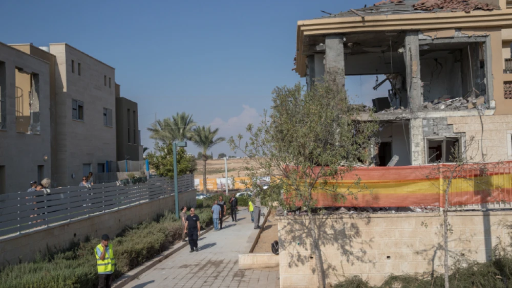 Israeli security forces at the scene where a building was hit by a rocket fired from the Gaza Strip in the southern Israeli city of Beersheba, on October 17, 2018. Photo by Yonatan Sindel/Flash90