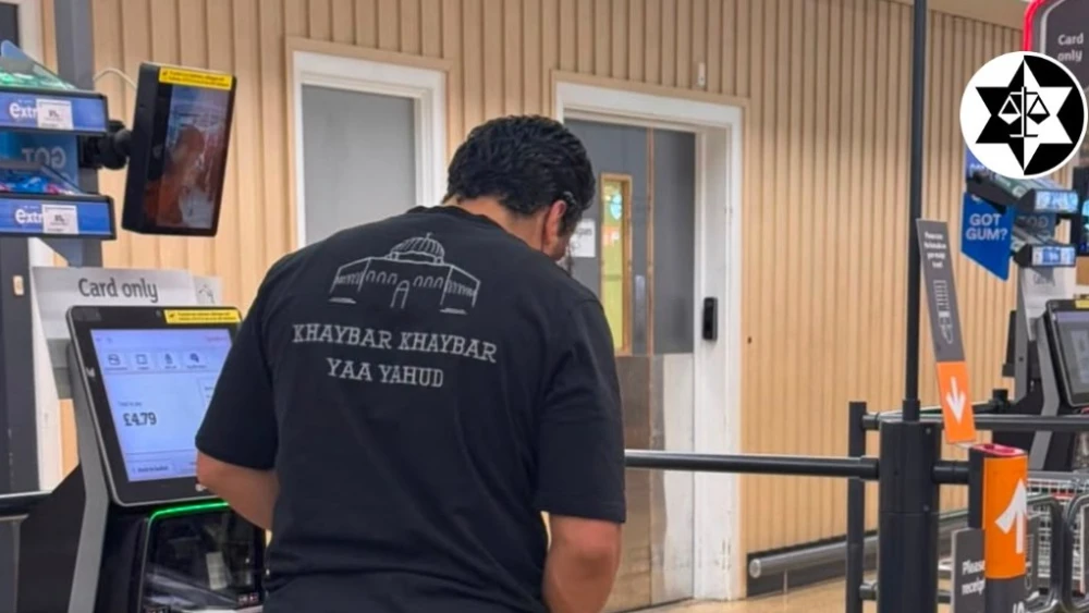 Un hombre lleva una camiseta con un lema yihadista en Londres, Reino Unido, el 14 de agosto de 2026. Foto cortesía de la CAA. 