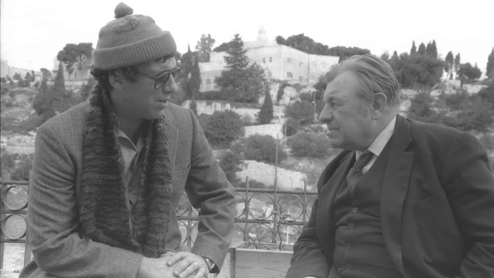 Then-Jerusalem Mayor Teddy Kollek meets American film star Elliott Gould at the Jerusalem Cinematheque during his visit to Israel in 1984. Photo by Nati Harnik/GPO.
