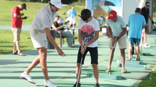 Max Margolis teaches victims of terrorism how to play golf. The Caesarea Golf Club, Sept. 15, 2024. Credit: Meir Pavlovsky.