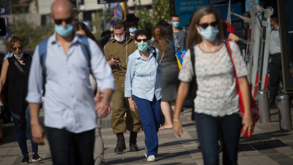 Israelis in Tel Aviv wear protective masks in accordance with coronavirus regulations, Oct. 26, 2020. Photo by Miriam Alster/Flash90.