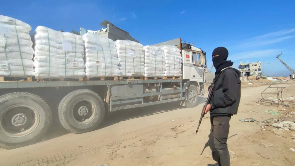 Palestinian trucks loaded with aid flow into Gaza through the Kerem Shalom crossing as part of the ceasefire agreement in the Gaza Strip, east of the city of Rafah in the southern Gaza Strip. Photo by Abed Rahim Khatib/Flash90.
