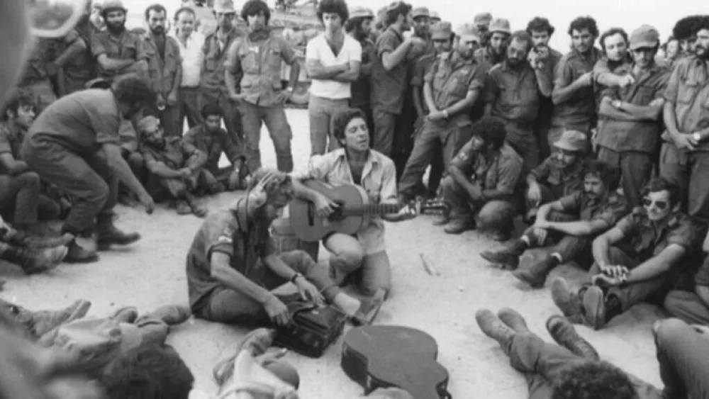 Leonard Cohen performs for Israeli troops in the Sinai during the 1973 Yom Kippur War. Photo by Ron Ilan/IDF archives.