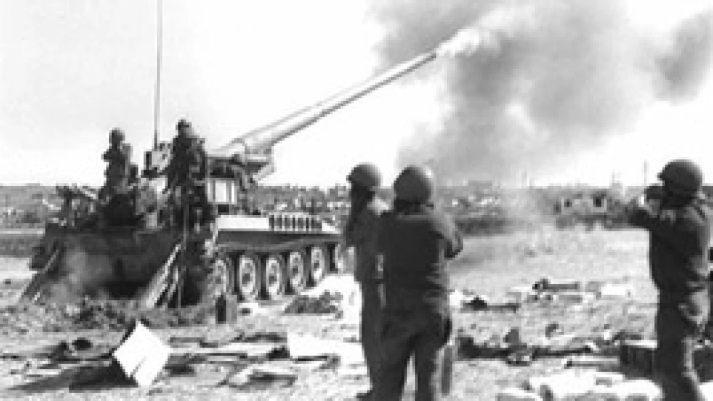 Israel Defense Forces troops firing at Syrian targets on the northern front during the 1973 Yom Kippur War. Credit: GPO.
