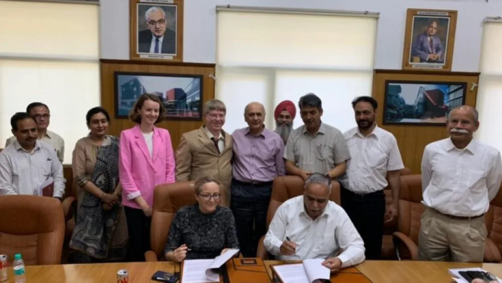 TAU Vice President Milette Shamir and TIET Director Prakash Gopalan signing a memorandum of understanding at TIET’s campus in Patiala, India, April 4, 2022. Credit: Tel Aviv University.