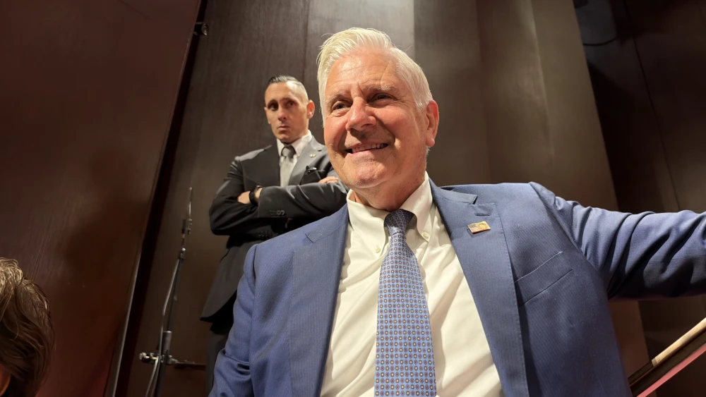 Nassau County Executive Bruce Blakeman speaks at a gubernatorial campaign event at Temple Emanu-El in New York on Oct. 21, 2026. Photo by Rebecca Szlechter.