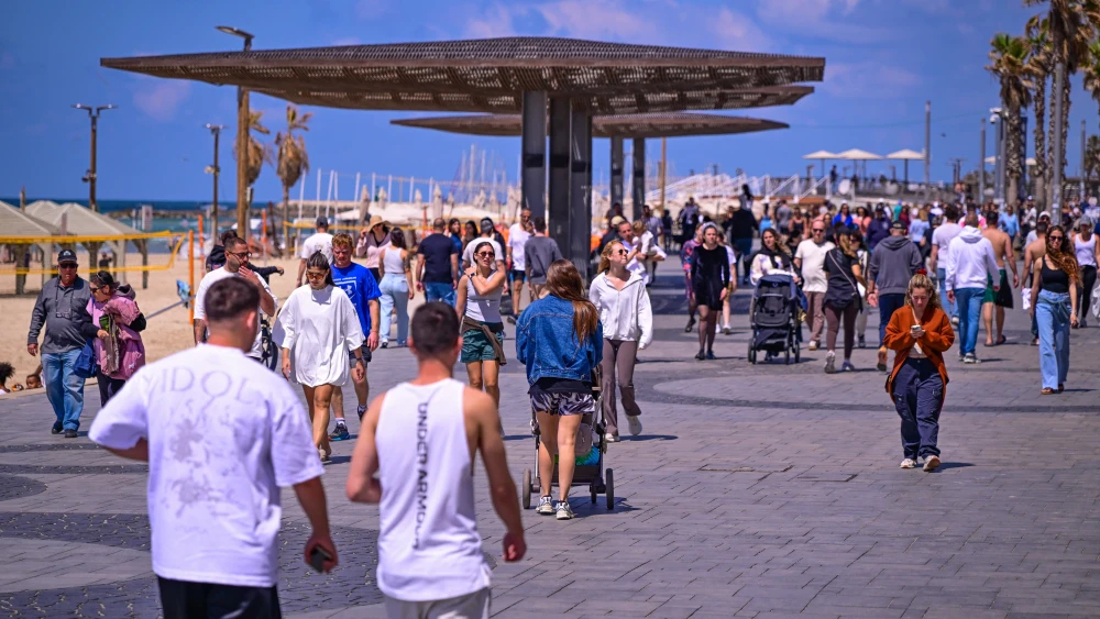 People enjoy the beach in Tel Aviv after US President Donald Trump announced a two-week ceasefire agreement in the war with Iran, April 8, 2026. Photo by Avshalom Sassoni/Flash90.
