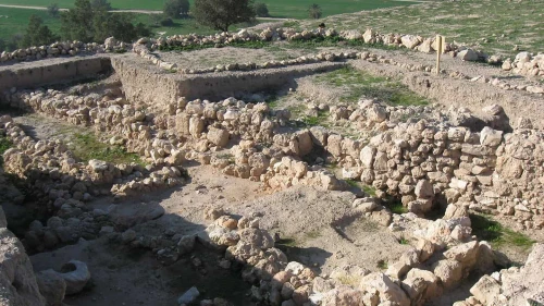 Archaeological findings at Tel Zafit/Tell es-Safi, widely identified as Gath, halfway between Jerusalem and Ashkelon. Credit: Ori~ via Wikimedia Commons.