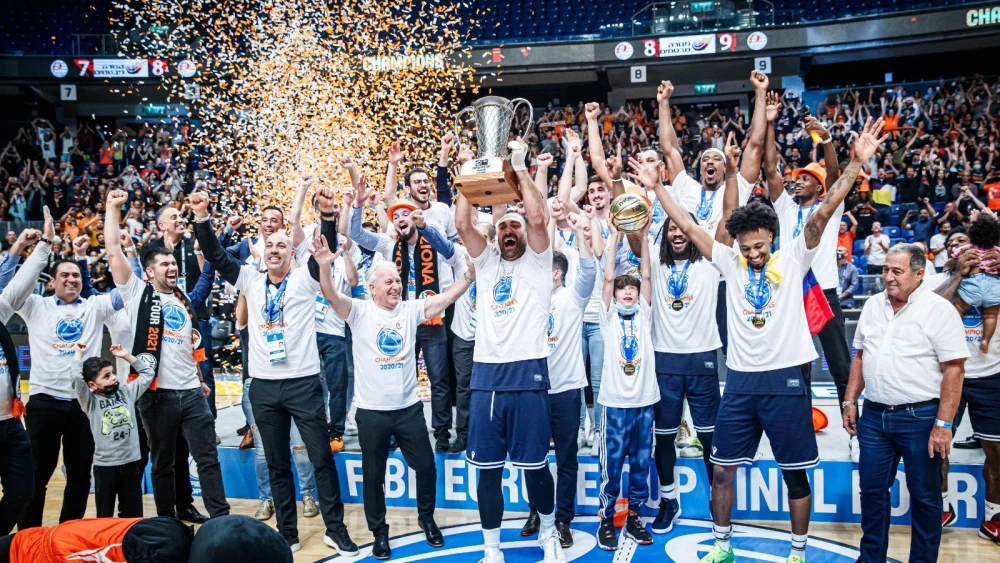 Israeli Basketball Premier League club Ironi Ness Ziona captain Tal Dan hoists the FIBA Cup, April 25, 2021. Source: Twitter/Ironi Ness Ziona.