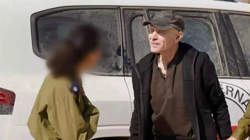 Keith Siegel meets an IDF major after being released from Gaza on Feb. 1, 2025. Credit: IDF Spokesperson's Unit.
