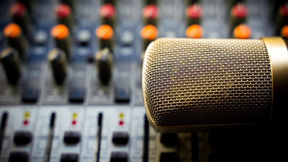 Sound mixer in a music studio. Credit: ThorstenF/Pixabay.