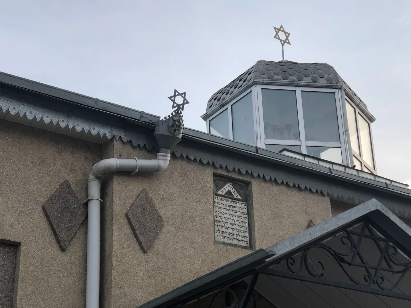 The view outside the “Six Dome Synagogue” (“The Grand Synagogue,” designed by architect Hillel Ben Haim in 1888), one of three synagogues in Quba in Azerbaijan. Photo by Eliana Rudee.