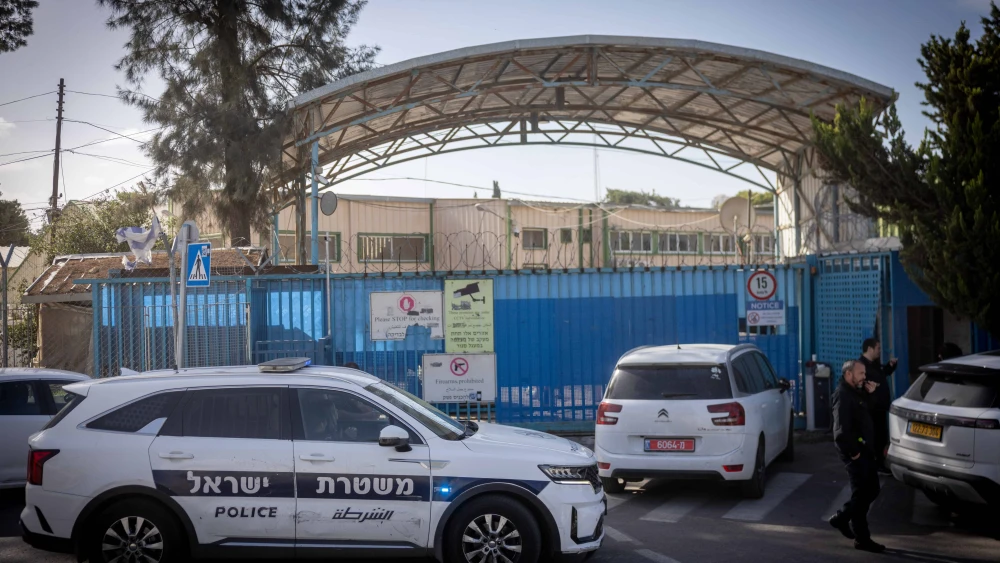 Israel Police outside the U.N. Relief and Works Agency offices in northeastern Jerusalem's Ma'alot Dafna neighborhood, Dec. 08, 2025. Photo by Chaim Goldberg/Flash90.