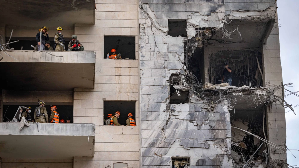Israeli security and rescue personnel at the scene where a ballistic missile fired from Iran hit in Petach Tikvah, June 16, 2025. Photo by Chaim Goldberg/Flash90.
