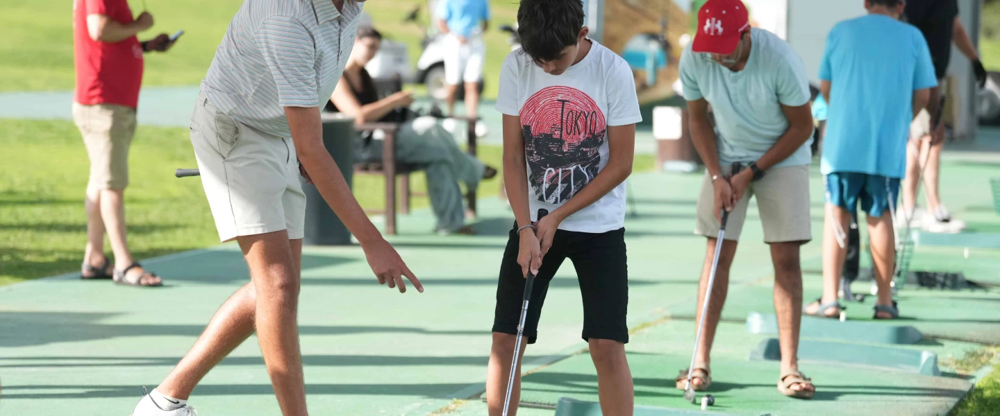 Max Margolis teaches victims of terrorism how to play golf. The Caesarea Golf Club, Sept. 15, 2024. Credit: Meir Pavlovsky.