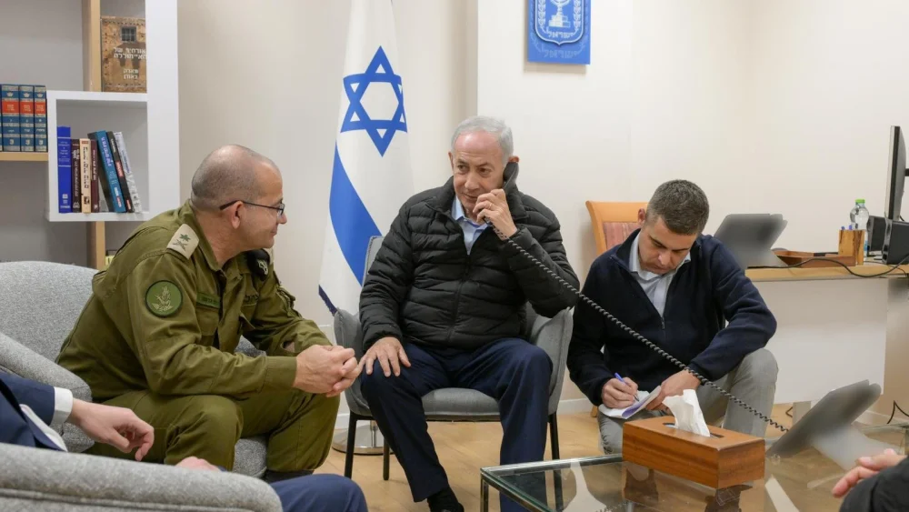 Prime Minister Benjamin Netanyahu orders the elimination of senior Iranian regime officials. Military Secretary Roman Gofman is seated at the left of the picture. Spokesman Zvi Agmon is seen kneeling on the right. Credit: Prime Minister of Israel/X.
