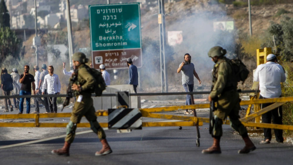 Jewish residents of Judea and Samaria clash with Israeli security forces during a protest at the Huwara checkpoint, south of Nablus, Oct. 4, 2022. Photo by Nasser Ishtayeh/Flash90.