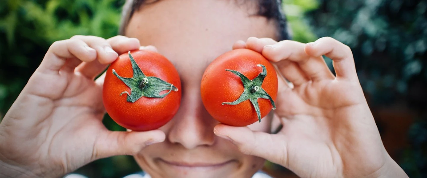 Teens and their siblings can take the lead helping prepare meals. Credit: Pixabay.