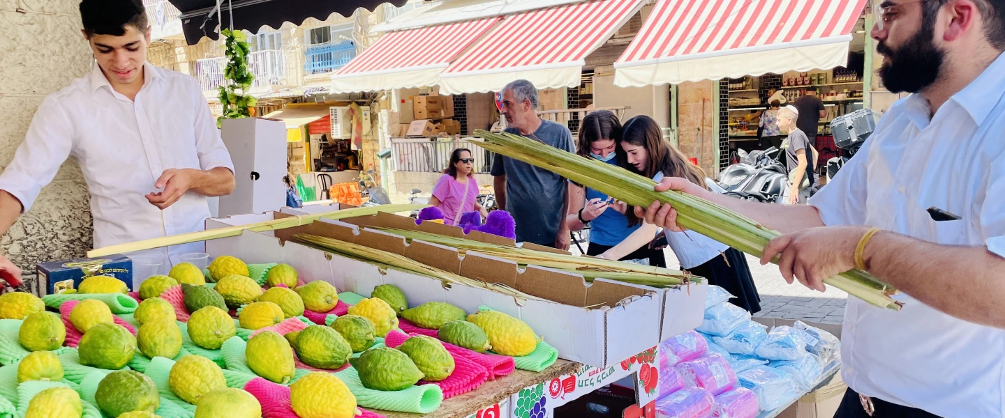 The Machane Yehuda outdoor market in Jerusalem was bustling as Israelis prepared for the upcoming Sukkot holiday on Sept. 20, 2021. Photo by Eliana Rudee.