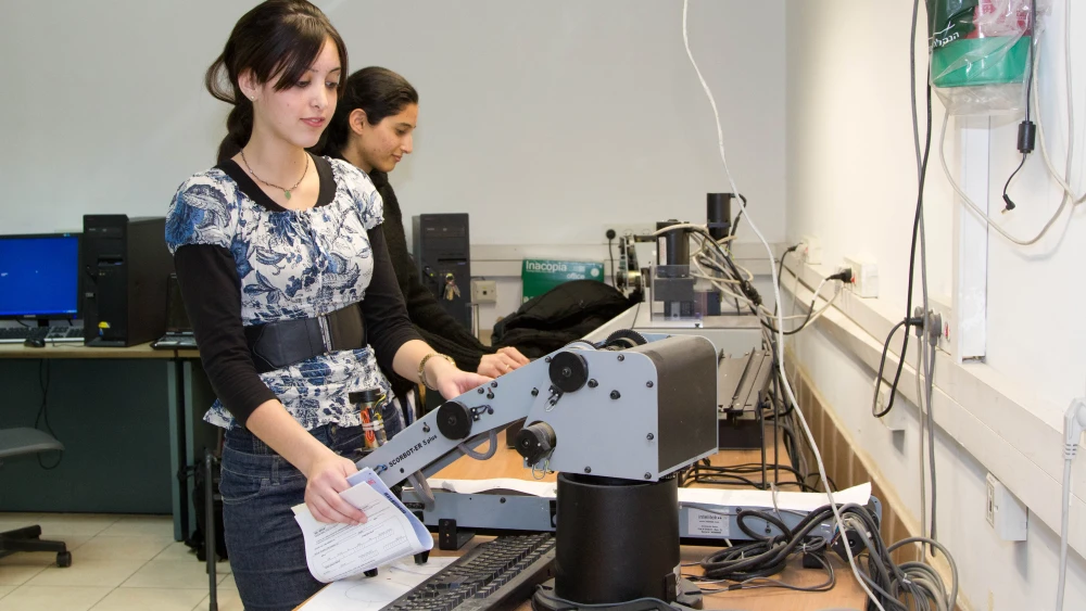 A haredi woman works in a robotics lab at the Jerusalem College of Technology. Credit: Jerusalem College of Technology.