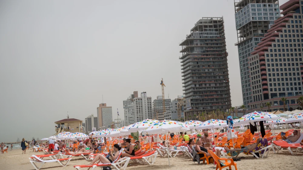 Crowds enjoy the Tel Aviv beach on May 10, 2018, in the spring tourist season. Photo by Miriam Alster/Flash90.