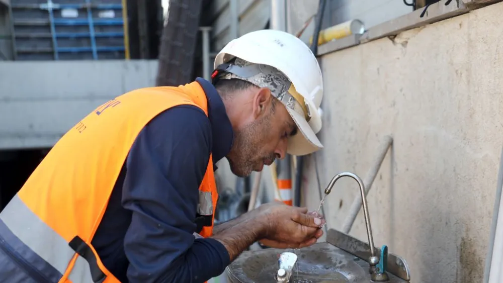 A construction worker in Tel Aviv pauses to drink during a heat wave, July 18, 2024. Photo by Gideon Markowicz/TPS-IL.
