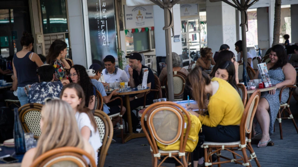 Israelis enjoy their day off work at coffee shops in central Jerusalem during the second round of elections on Sept. 17, 2019. Photo by Hadas Parush/Flash90.