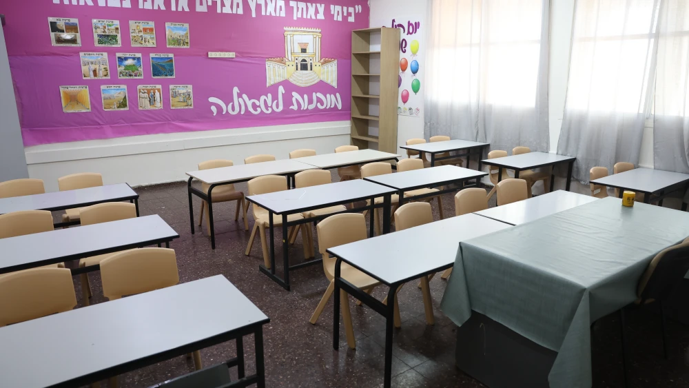 Imagen ilustrativa de un aula vacía en una escuela de Safed, en el norte de Israel, el 31 de agosto de 2025. Foto: David Cohen/Flash90.