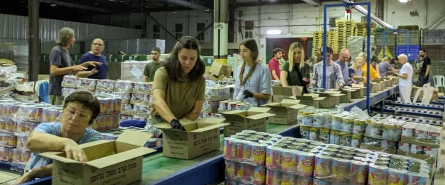 Immigrants from Russia and Ukraine pack food at an Israeli army base. Photo by Shishi Shabbat Yisrael.