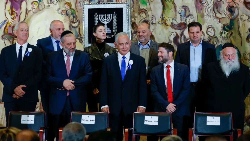 Likud leader Benjamin Netanyahu with Shas Chairman Aryeh Deri, Religious Zionism Party head Bezalel Smotrich and other party leaders at the swearing-in of the 25th Knesset in Jerusalem, Nov. 15, 2022. Photo: Olivier Fitoussi/Flash90.