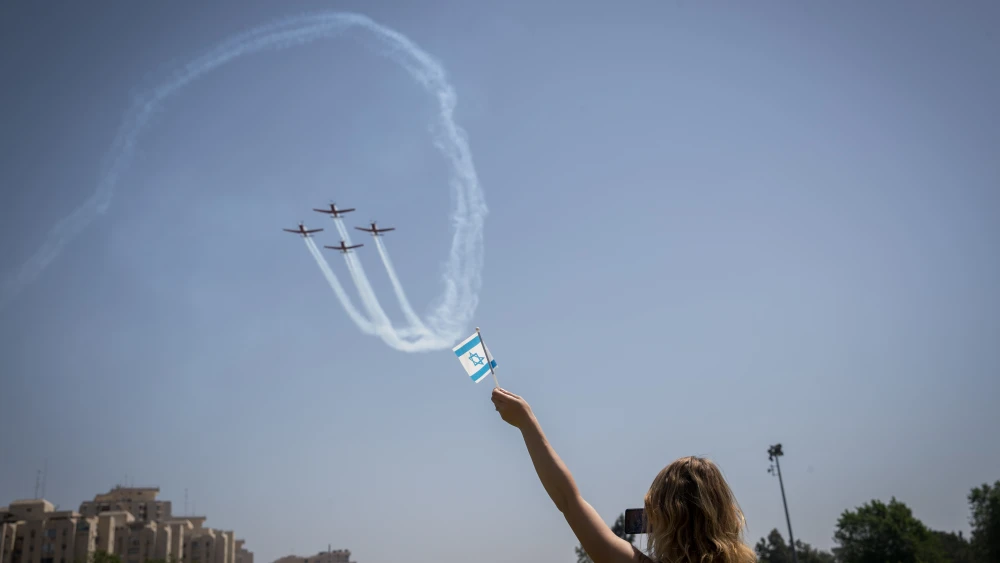 Watching the military airshow during Israel's 70th Independence Day celebrations in Jerusalem on April 19, 2018. Credit: Yonatan Sindel/Flash90.