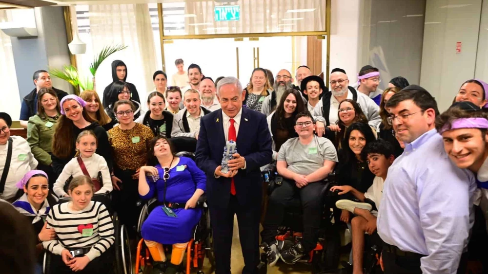 Chai Lifeline Wish at the Wall participants and Prime Minister Benjamin Netanyahu