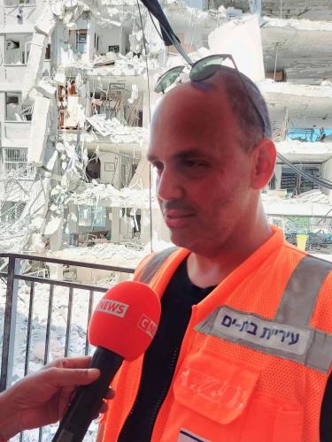 Bat Yam Mayor Tzvika Brot talks to reporters about the devastation in his city caused by an Iranian missile attack, June 18, 2025. Photo by Steve Linde.