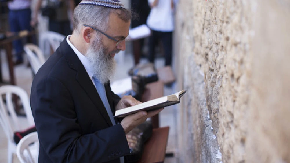Rabbi David Stav visits the Western Wall in Jerusalem on July 24, 2013. Credit: Yonatan Sindel/Flash90.