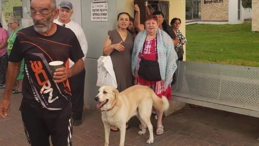 Danny Eisenman (front) with several tourists in Sderot on the morning of Oct. 7, 2023, minutes before Hamas terrorists entered the city. Photo courtesy Danny Eisenman