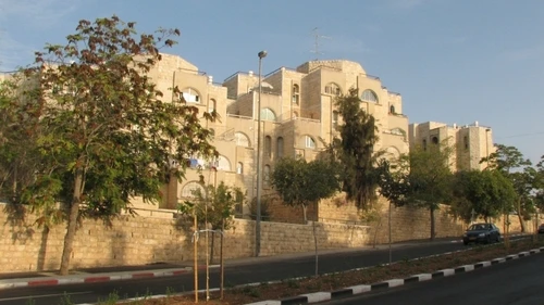 A street in the Jerusalem neighborhood of Glio, where the European Union has criticized Jewish construction. Credit: Wikimedia Commons.