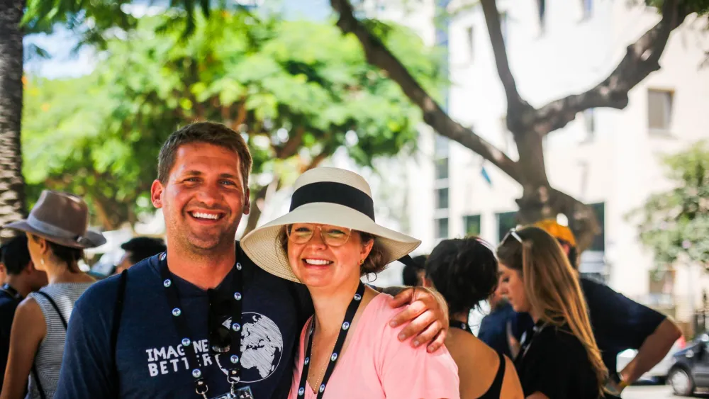 Tyler Wunsch with Maddie Callander on Rothschild Boulevard in Tel Aviv. Credit: Schusterman Family Foundation.