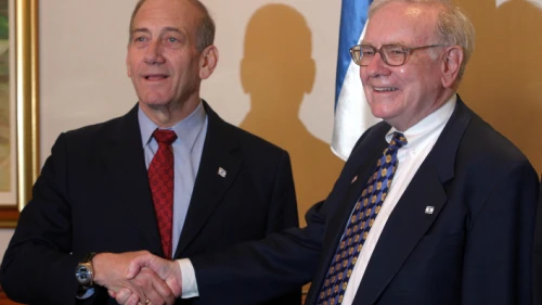Israeli Prime Minister Ehud Olmert (left) shakes hands with investor Warren Buffett during a meeting at the Prime Minister’s Office in Jerusalem on Sept. 18, 2006. Photo by Orel Cohen/Flash90