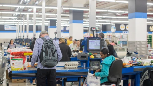 Shoppers in Osher Ad Supermarket branch in Talpiot, Jerusalem, on Nov. 12, 2017. Photo by Yonatan Sindel/Flash90.