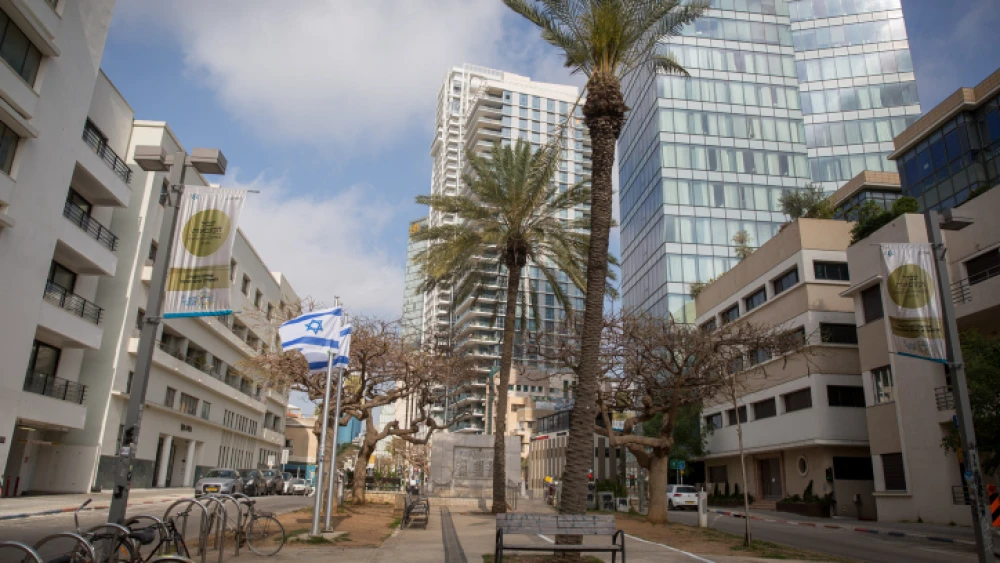A near-empty Rothschild Boulevard in Tel Aviv. Daily life in Israel has largely come to a halt amid lockdown measures to prevent the spread of coronavirus (COVID-19), on April 18, 2020. Photo by Miriam Alster/Flash90.