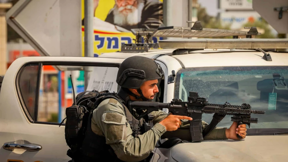 An Israeli security forces guard outside the southern Israeli city of Sderot, Oct. 11, 2023. Photo: Chaim Goldberg/Flash90