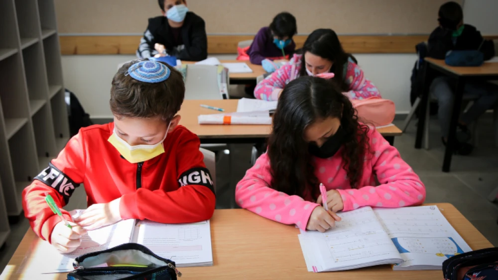 Fifth-grade Israeli students return to the Alomot elementary school in Efrat after weeks of remote learning, Feb. 21, 2021. Photo by Gershon Elinson/Flash90.
