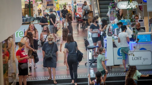 Israelis shop at Dizengoff Center in Tel Aviv on July 11, 2021. Photo by Miriam Alster/Flash90.