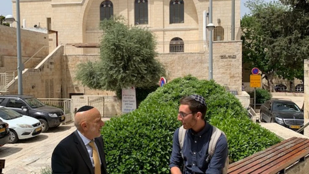Jeff Seidel sitting with a student in front of Hurva Synagogue in the Old City of Jerusalem. Credit: Courtesy.