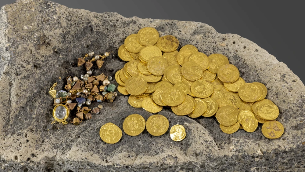 The hoard of gold and jewelry dating to the 6th century, unearthed during archaeological excavations in the ancient city of Hippos near the Sea of Galilee, Sept. 25, 2025. Credit: Dr. Michael Eisenberg/University of Haifa.