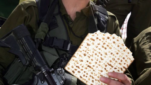 IDF soldiers had the chance to participate in the Passover Seder on Friday, the first night of the weeklong holiday. File photo: April 2009. (Photo by Edi Israel/Flash90)