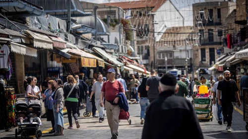 Shoppers strolling at the Mahane Yehuda market in Jerusalem, April 14, 2024. Photo by Yonatan Sindel/Flash90.