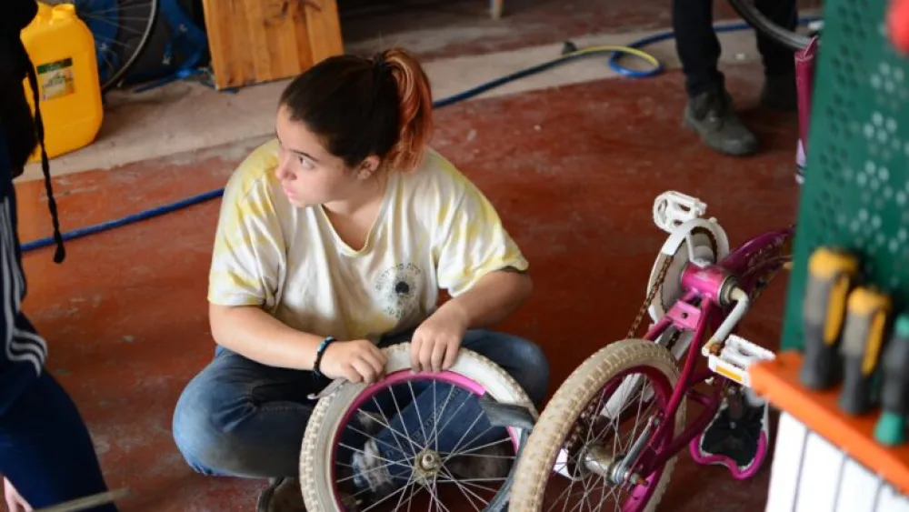 Dina Melamed fixing a bicycle at Pnimeet in Jaffa. Photo courtesy of Pnimeet